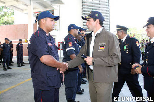 Henrique Capriles encabezÃ³ como gobernador el acto de ascenso de 155 bomberos de Miranda CORTESÃA